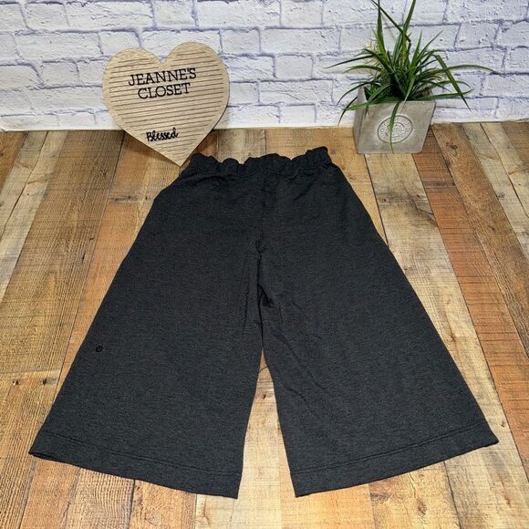 Lululemon Hello Sunday Crop
Heathered Mod Black! EUC size 10 - Picture 11 of 14